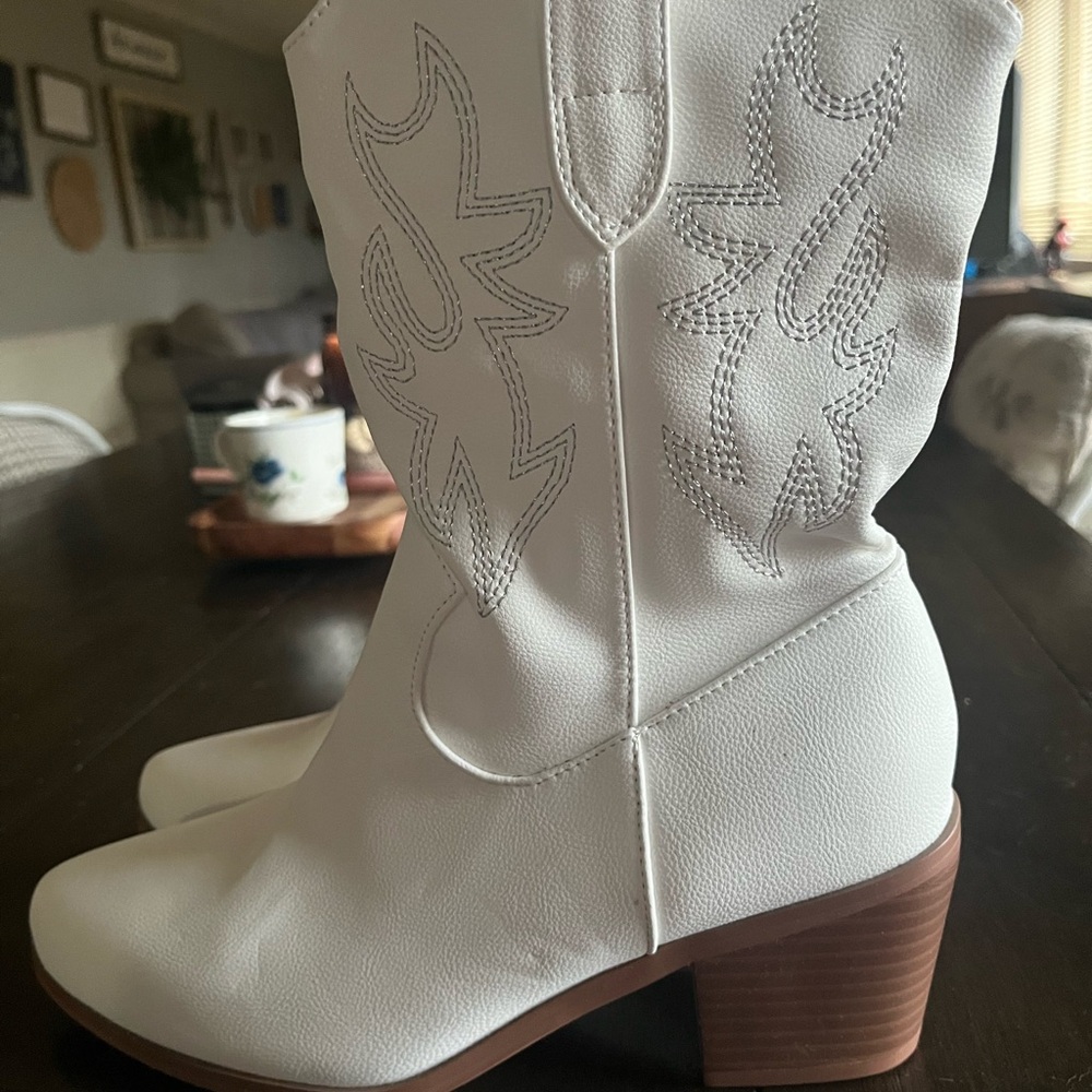 Chic White Western Heeled Boots